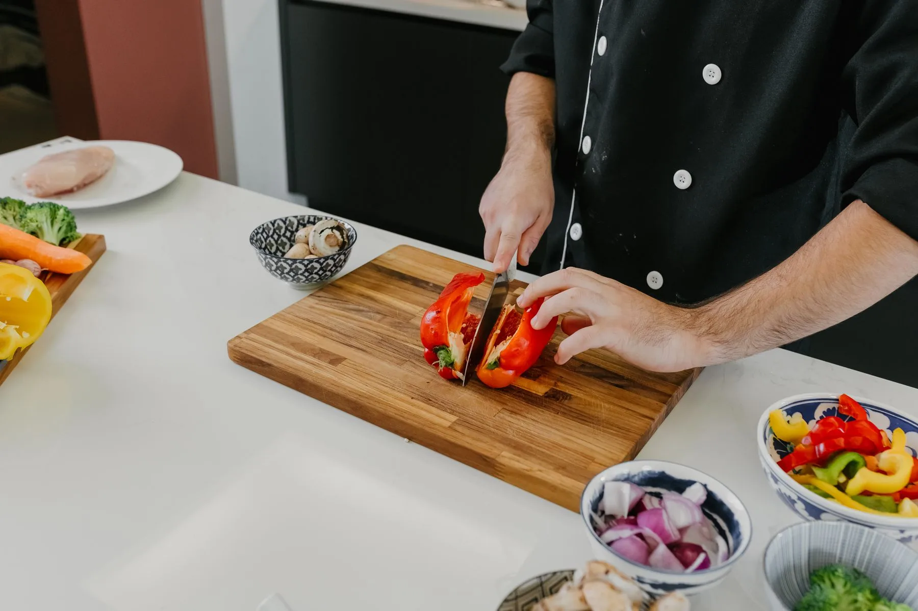 Chef preparando verduras frescas en una cocina profesional