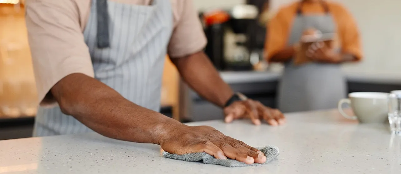Superficie de cocina limpia con agua